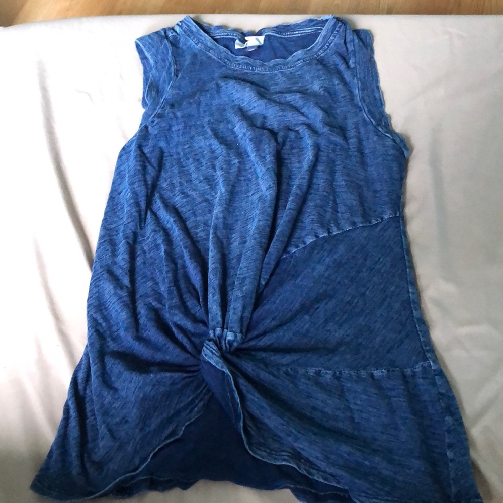 Tank top with a twist